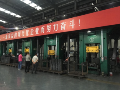 如何提高鎂碳磚質(zhì)量？華隆伺服電動螺旋壓磚機(jī)給你答案