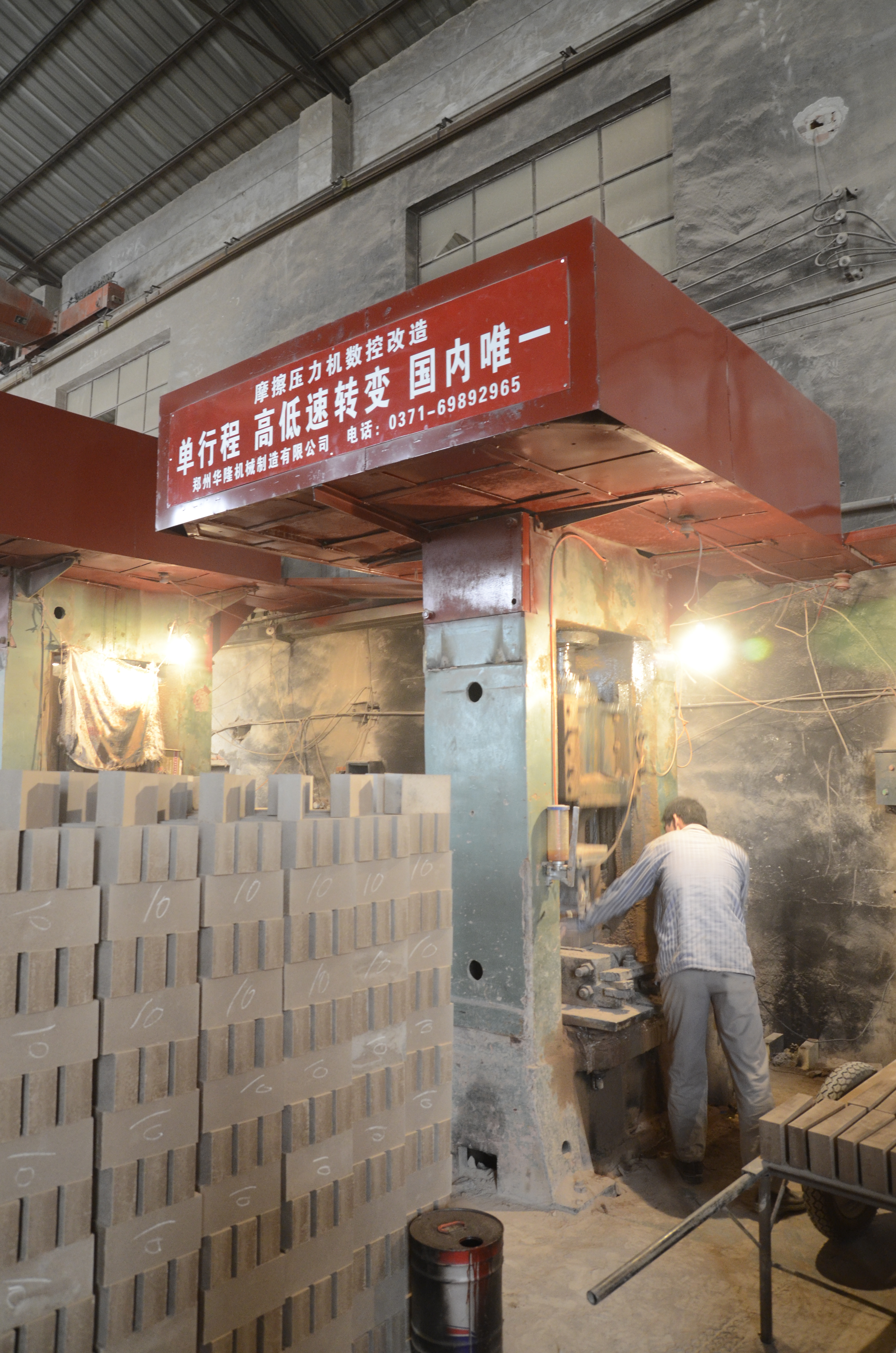 為什么企業(yè)都在淘汰摩擦壓力機(jī)？不僅僅是省錢(qián)的事